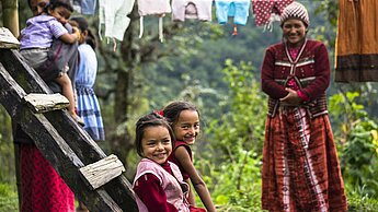 Des enfants assis sur des échelles au Népal