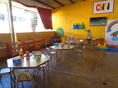 Von Plan International Schweiz eingerichteter kinderfreundlicher Raum in einem Gefängnis in El Salvador