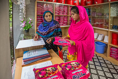 Mädchen in Bangladesch gründen einen Menstruationskiosk