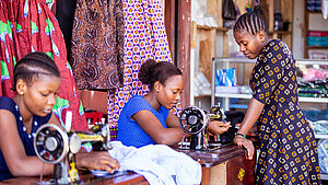 Junge Frauen lernen das Schneiderhandwerk