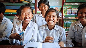 Lachende Mädchen in einer Schule in Kambodscha