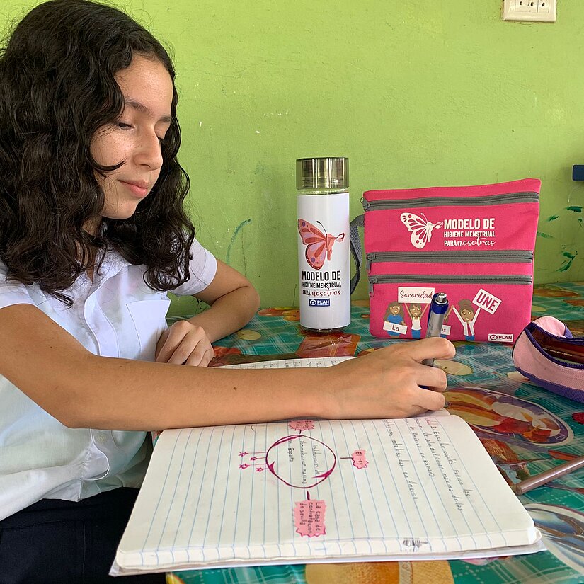 Adriana aus El Salvador ist Teil des Projekts "The Power of Red Butterflies"
