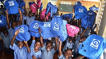 Enfants avec des sacs à don Plan