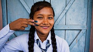 Mädchen in Nepal mit Gleichheitszeichen auf der Wange Mädchen in Nepal mit Gleichheitszeichen auf der Wange