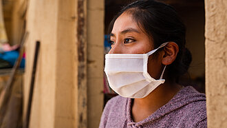 Jeune femme portant un masque au Pérou